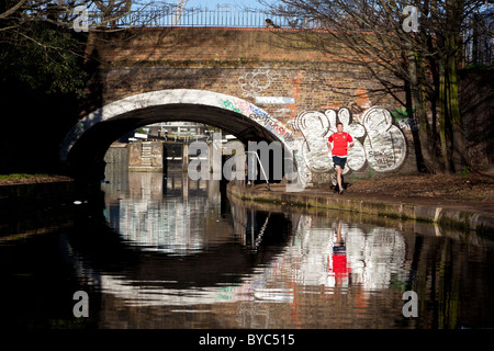 Graffiti sul Mile End Road Bridge crossing sul Regent's Canal Londra Foto Stock