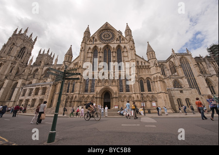 Una vista esterna dell'entrata sud di York Minster North Yorkshire. Foto Stock