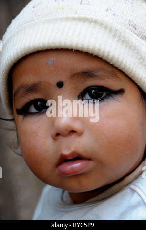 Nepalesi bambino ,i popoli vive ( i nepalesi ) , per vivere e morire in Kathmandu , la vita a Kathmandu , kathmandu vita di strada , il Nepal Foto Stock