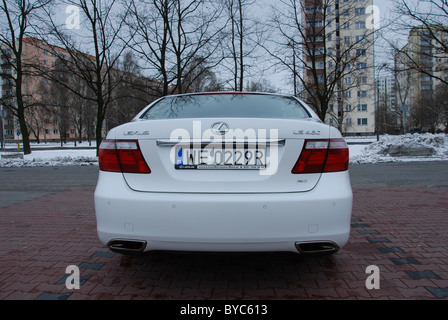 Lexus LS 460 AWD - il mio 2006 - bianco - quattro porte (4D) - Premium giapponese berlina di lusso, il segmento F (vetture di lusso) - Città, inverno Foto Stock