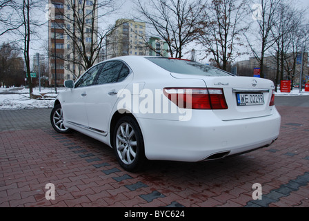 Lexus LS 460 AWD - il mio 2006 - bianco - quattro porte (4D) - Premium giapponese berlina di lusso, il segmento F (vetture di lusso) - Città, inverno Foto Stock