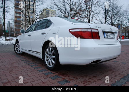 Lexus LS 460 AWD - il mio 2006 - bianco - quattro porte (4D) - Premium giapponese berlina di lusso, il segmento F (vetture di lusso) - Città, inverno Foto Stock