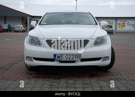 Lexus LS 460 AWD - il mio 2006 - bianco - quattro porte (4D) - Premium giapponese berlina di lusso, il segmento F (vetture di lusso) - Città, inverno Foto Stock