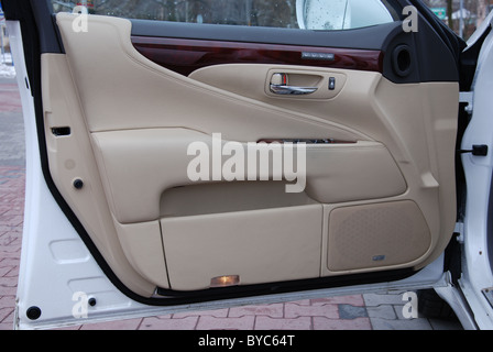 Lexus LS 460 AWD - il mio 2006 - bianco - Premium giapponese berlina di lusso, il segmento F (vetture di lusso) - Aprire le porte sul pannello della porta Foto Stock