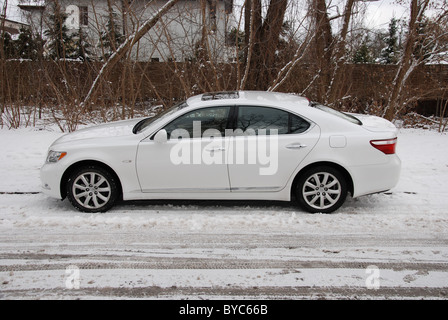 Lexus LS 460 AWD - il mio 2006 - bianco - quattro porte (4D) - Premium giapponese berlina di lusso, il segmento F (vetture di lusso) - Città, inverno Foto Stock