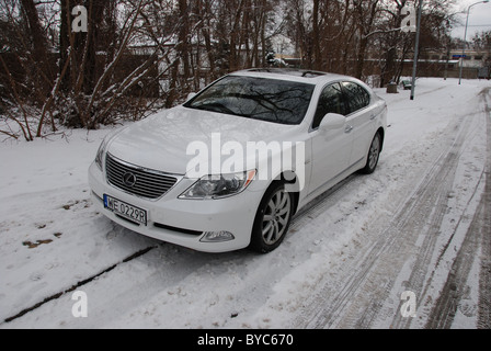 Lexus LS 460 AWD - il mio 2006 - bianco - quattro porte (4D) - Premium giapponese berlina di lusso, il segmento F (vetture di lusso) - Città, inverno Foto Stock