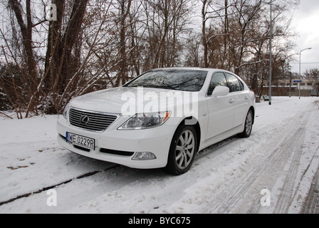 Lexus LS 460 AWD - il mio 2006 - bianco - quattro porte (4D) - Premium giapponese berlina di lusso, il segmento F (vetture di lusso) - Città, inverno Foto Stock