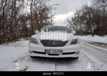 Lexus LS 460 AWD - il mio 2006 - bianco - quattro porte (4D) - Premium giapponese berlina di lusso, il segmento F (vetture di lusso) - Città, inverno Foto Stock