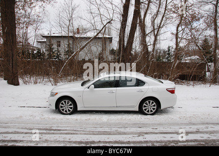 Lexus LS 460 AWD - il mio 2006 - bianco - quattro porte (4D) - Premium giapponese berlina di lusso, il segmento F (vetture di lusso) - Città, inverno Foto Stock