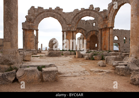 Le Rovine di San Simeone Basilica, Aleppo, Siria: resti di Simeone il pilastro in primo piano Foto Stock