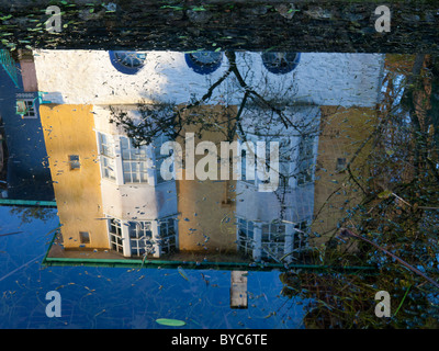Portmerion villaggio sulla costa nord del Galles in inverno che mostra le case di fantasia riflessa in uno dei laghetti ornamentali Foto Stock