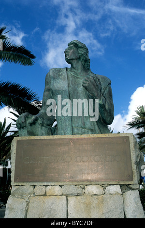 Una statua in bronzo del XVI secolo e Explorer navigatore Cristoforo Colombo in Vila Baleira nell'isola di Porto Santo Foto Stock
