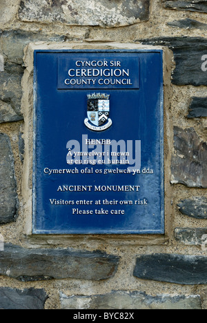 Cartello bilingue fissato a Aberystwyth Castle affermando che i visitatori che entrano a loro rischio e Galles. Foto Stock