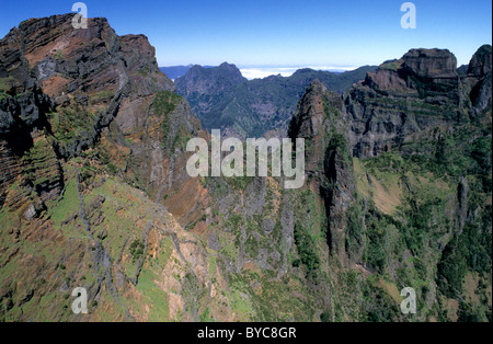 Cime di Madera interior visto da Pico do Arieiro, l'isola della terza montagna più alta Foto Stock