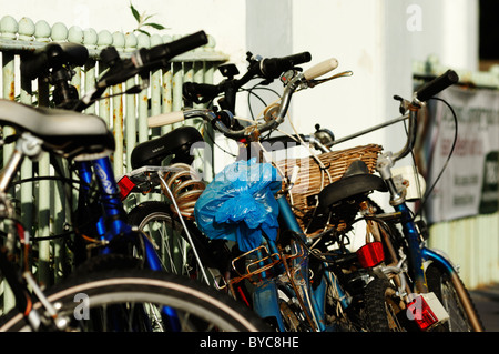 Biciclette appoggiata contro le ringhiere, Aberystwyth, Galles Foto Stock