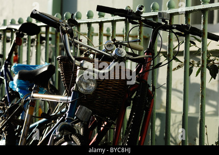 Biciclette appoggiata contro le ringhiere, Aberystwyth, Galles Foto Stock