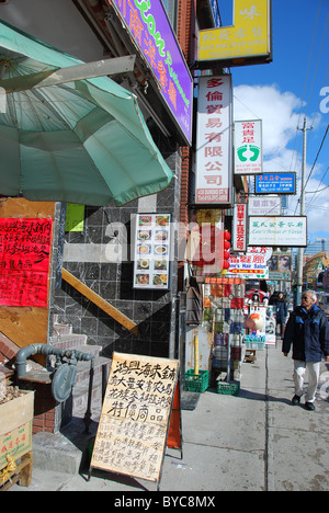 Dundas Street con i suoi negozi in Toronto a Chinatown Foto Stock