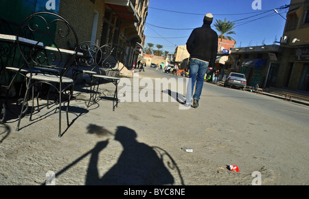 Ombra di un uomo fumare una shisha tubazione in un Cafe a Tozeur, Tunisia Foto Stock