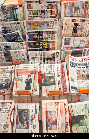 Inglese e Spagnolo quotidiani in vendita al di fuori del negozio a Fuengirola, Spagna. Foto Stock