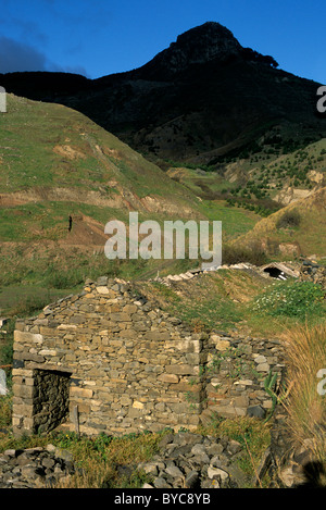 Abbandonato casale in pietra nella Serra de dentro sull'isola atlantica di Porto Santo, vicino a Madeira Foto Stock