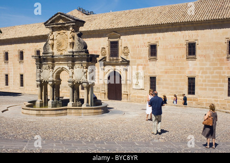 Baeza, Provincia di Jaen, Spagna. Xvi secolo Fuente de Santa Maria in Plaza de Santa Maria. Foto Stock