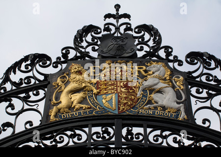 Dieu et mon droit, il motto del monarca britannico tradotto come Dio e il mio diritto, a cancelli Norman Shaw edifici westminster Foto Stock