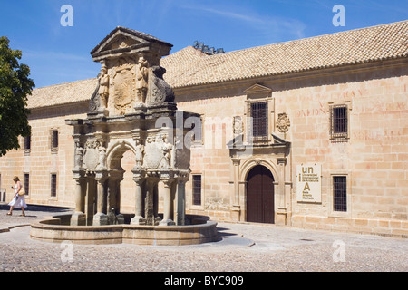 Baeza, Provincia di Jaen, Spagna. Xvi secolo Fuente de Santa Maria in Plaza de Santa Maria. Foto Stock