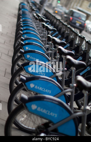 Barclays boris bikes, cicli per noleggio Affitto Londra nel vano di aggancio Foto Stock