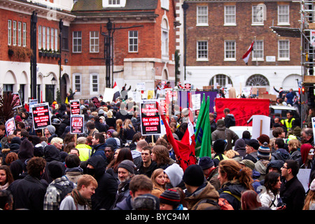 Gli studenti entrare in un rally al di fuori dell'ambasciata egiziana dopo una manifestazione di protesta contro le tasse di iscrizione Foto Stock