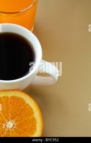 Arancione, succo di frutta e pane tostato con marmellata di arance concetto colazione Foto Stock