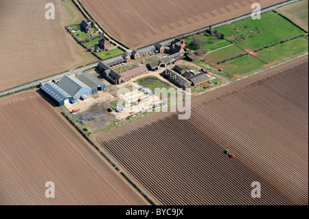 Il contadino arando un campo dal trattore in Shropshire England Regno Unito Foto Stock