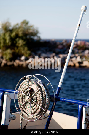 Rullo a spirale di corda di canapa in una barca Foto Stock