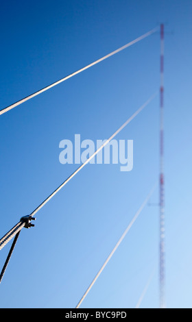 I fili del tipo guy del palo di telecomunicazione guyed ( stays o guys ) sostengono il palo , Finlandia Foto Stock