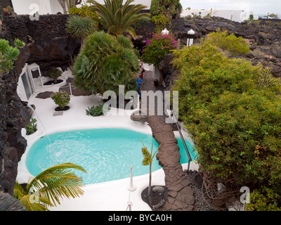 Guardando verso il basso nella zona della piscina in una bolla vulcanica presso il Cesar Manrique Foundation Lanzarote isole Canarie Foto Stock