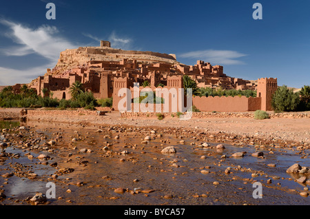 Antica città rossa di Ait Benhaddou con acqua poco profonda del fiume ounila o wadi mellah vicino a ouarzazate marocco Foto Stock