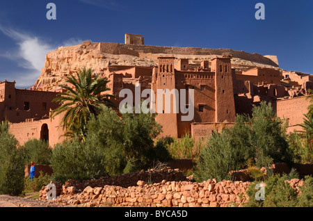 Blu Uomo Berbero in terracotta storico ksar di antica città fortezza di Ait Benhaddou vicino a Ouarzazate Marocco Foto Stock