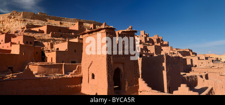 Panorama di edifici ocra presso il centro storico di terracotta ksar di antica città fortezza di Ait Benhaddou vicino a Ouarzazate Marocco Foto Stock