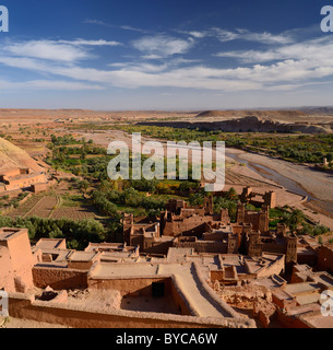 Panoramica di Ounila lungo la valle del fiume dalla parte superiore della città antica fortezza di Ait Benhaddou vicino a Ouarzazate Marocco Foto Stock