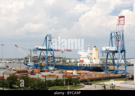 Un cargo viene caricata mediante gru del porto di Mobile, Alabama situato sul Fiume Mobile. Foto Stock