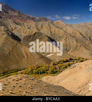 Villaggio berbero lungo una valle verde al tizi n Tichka oltre il secco alto atlante marocco Foto Stock