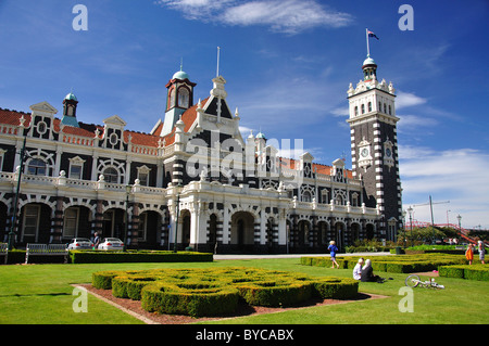 Dunedin stazione ferroviaria da Anzac Square Gardens, Dunedin, Otago, Isola del Sud, Nuova Zelanda Foto Stock