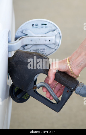 Close up della donna di mano il riempimento di una vettura con gas. Foto Stock