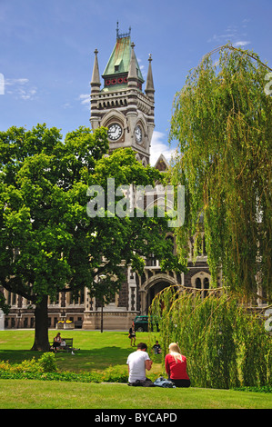 Vista del campus che mostra la University Clock Tower, l'Università di Otago, Dunedin, Otago, South Island, nuova Zelanda Foto Stock