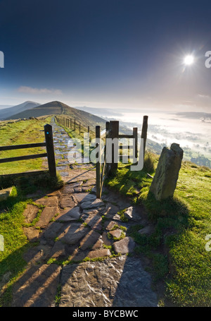 Il grande sentiero di cresta sopra la Hope Valley, il Parco Nazionale di Peak District, Derbyshire, England, Regno Unito Foto Stock