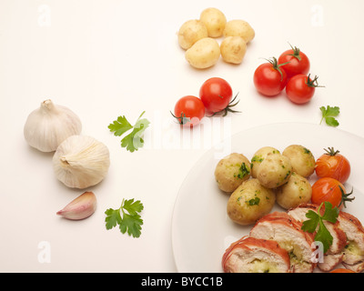 Pasto cucinato su una piastra comprendente tutti gli ingredienti grezzi Foto Stock