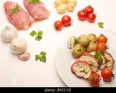 Pasto cucinato su una piastra comprendente tutti gli ingredienti grezzi Foto Stock