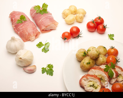 Pasto cucinato su una piastra comprendente tutti gli ingredienti grezzi Foto Stock