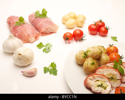 Pasto cucinato su una piastra comprendente tutti gli ingredienti grezzi Foto Stock