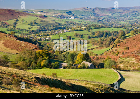 Villaggio di Hathersage e la speranza al di là della valle, il Parco Nazionale di Peak District, Derbyshire, England, Regno Unito Foto Stock