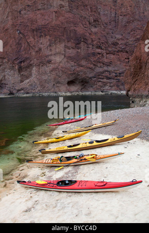 Fare kayak in Black Canyon area del Fiume Colorado, Mojave Desert. Foto Stock